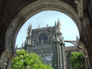 chiesa, arco, alberi, rosone, guglie, verde, cielo, cattedrale, architettura, archi, duomo, cornice, piante