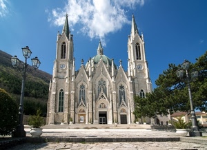 chiesa, lampioni, campanili, cupola, nuvole, alberi, orologi, gotico
