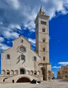 campanile, chiesa, nuvole, matrimonio, auto, sposi, trani, duomo, rosone, azzurro, cattedrale, cielo, piazza, bianco