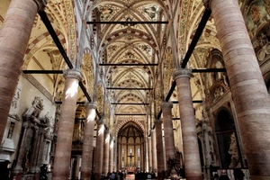 colonne, chiesa, navata, interno, croce, navate, archi, affreschi, altare