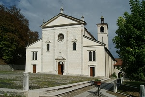 chiesa, campanile, alberi, croce, cielo, finestre, nuvole, rosone, bianco, sagrato