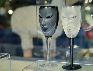 bicchieri, vetro, maschere, volti, bianco, calici, nero, due, vetrina, facce, occhi, maschera