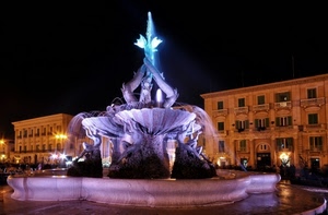 fontana, acqua, notte, piazza, palazzi, luci, finestre, statue, notturno, balconi, lampioni, viola, spruzzi, conchiglie, zampilli, azzurro