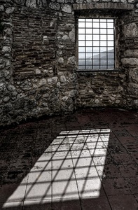 finestra, ombra, grata, muro, pietre, inferriata, pietra, scorcio, sbarre, luce, riflesso