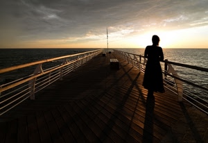mare, ombre, donna, pontile, controluce, cielo, panchine, tramonto, nuvole, orizzonte, persona, asta, ringhiere, alba, molo, luce, acqua, silhouette