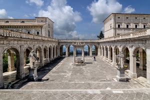 pozzo, statue, archi, nuvole, cielo, colonne, palazzi, portici, azzurro, chiostro, balaustra, pilastri, piazza, bianco, porticato, edifici, finestre, mare, abbazia