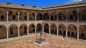 pozzo, archi, colonne, finestre, chiostro, tetto, persone, cielo, loggiato, tetti, portici, abbaini, convento, portico, cortile, angolo, capitelli