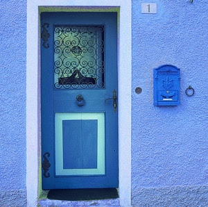 porta, numero, azzurro, cassetta, posta, batacchio, blu, maniglia, celeste, anello, grata, muro, bianco, inferriata, uno, legno, ingresso, casa, battiporta, cornici