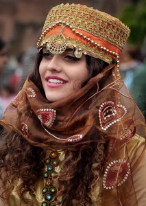 cappello, donna, sorriso, ragazza, gioielli, occhi, capelli, foulard, velo, copricapo, bocca, perle, costume, dorato, vestito, bottoni, marrone, abito, bellezza, denti, pendagli, ritratto, naso