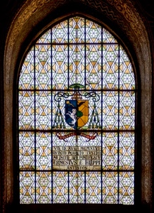 stemma, arco, finestra, vetrata, vetri, scritta, disegni, rettangoli, giallo, blu, vetro, decorazioni, latino