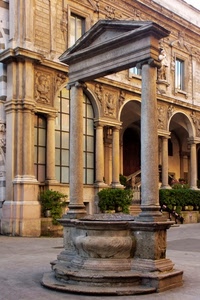 pozzo, colonne, finestre, palazzo, archi, piante, verde, siepi, bassorilievi, vasi, triangolo