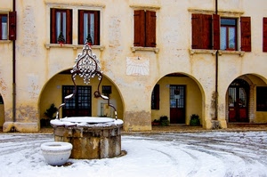 pozzo, neve, archi, finestre, porte, meridiana, piazza, inverno, portico, casa, cortile, tende, case, grondaie, imposte, vasi, tubi