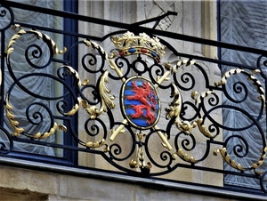 rosso, corona, stemma, oro, ringhiera, leone, dorato, ferro, balcone, nero, tende, finestra, blu, inferriata, spirali, azzurro