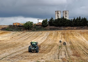 trattore, alberi, silos, balle, agricoltura, campo, verde, nuvole, cielo, campagna, fieno, torri, campi, grano, ruote, paglia, case, due