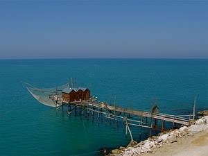 mare, rete, trabucco, pontile, azzurro, pesca, acqua, cielo, pali, reti, passerella, legno, verde, orizzonte, costa, riva, tre, casette, trabocco, pescare