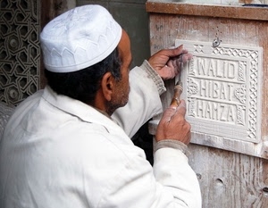 bianco, artigiano, scalpello, arabo, berretto, scultore, scritta, targa, mani, cappello, uomo, copricapo, incisione, attrezzo, orecchio, incide, incisore