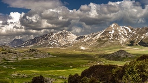 nuvole, cielo, montagne, neve, verde, panorama, montagna, vette, alberi, cime, prati, erba, azzurro, bianco