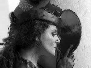 cappello, donna, profilo, specchio, mano, capelli, veletta, bianconero, guanti, guanto, perle, cappellino, retina, neo, ritratto